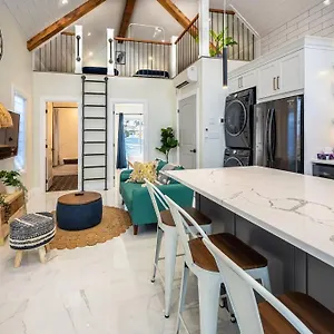  Holiday home Kingsdale Designer Tiny House With Tesla Charger Canada