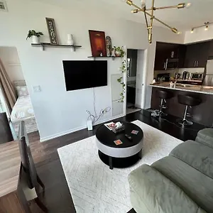  Apartment 2-bdrm And 1 Den 3 Bed With 2 Bath - Walking Distance To Scotiabank Arena, Cn Tower, Union Station, Ripleys With Free Parking Canada